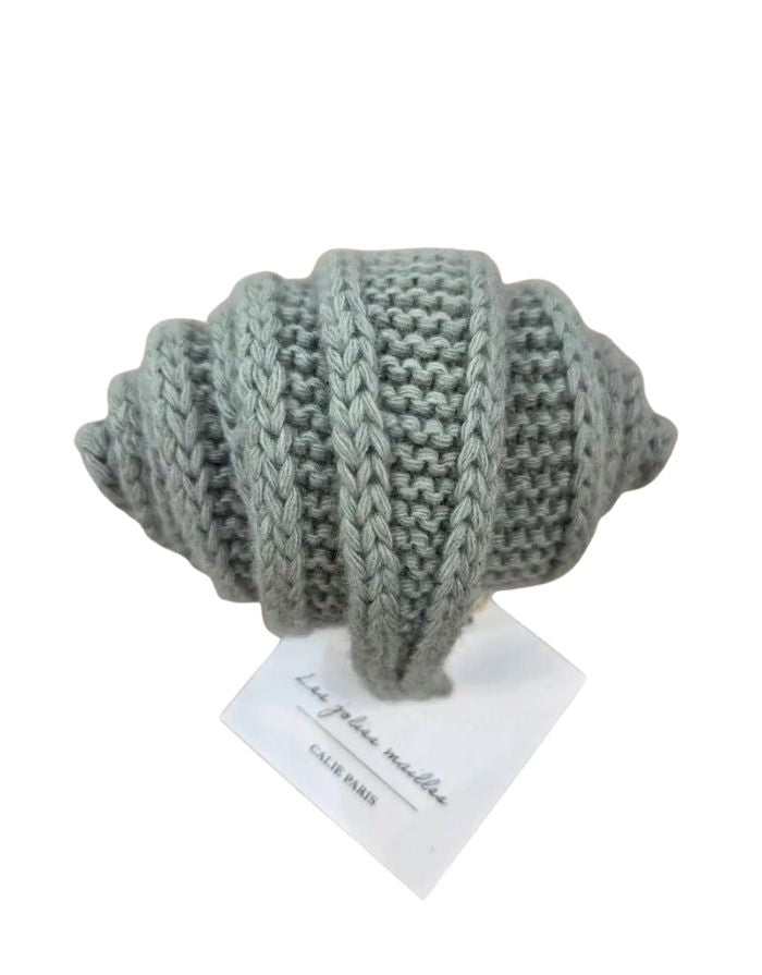 Mini Sophie Scarf Sage – kleiner, weicher Schal aus Kaschmir, Merinowolle, Viskose und recyceltem Polyamid, hergestellt in Italien, vielseitig tragbar und warm.