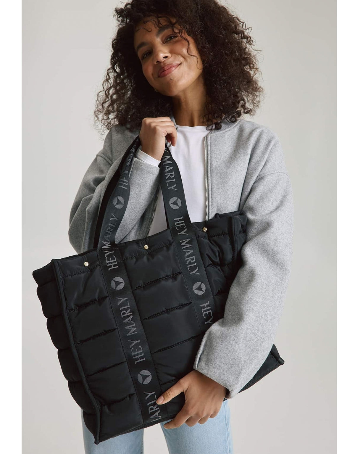 Große Hey Marly Best Buddy Tasche in Schwarz aus weichem, leichtem Material mit Signature-Henkeln und geräumigem Innenfach am Model von vorne