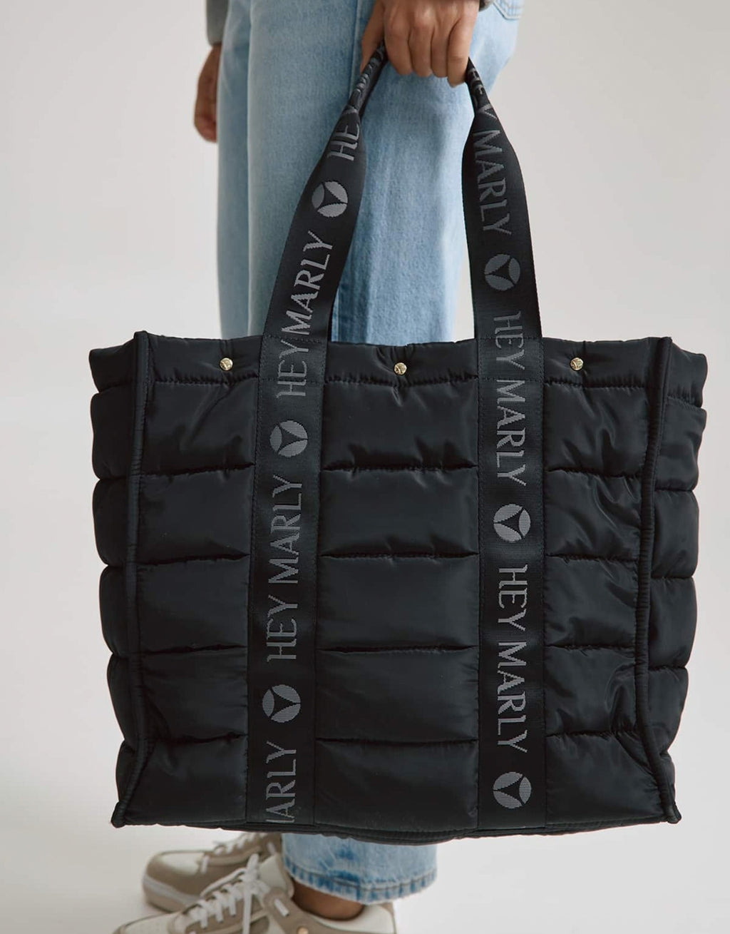 Große Hey Marly Best Buddy Tasche in Schwarz aus weichem, leichtem Material mit Signature-Henkeln und geräumigem Innenfach am Model im Detail
