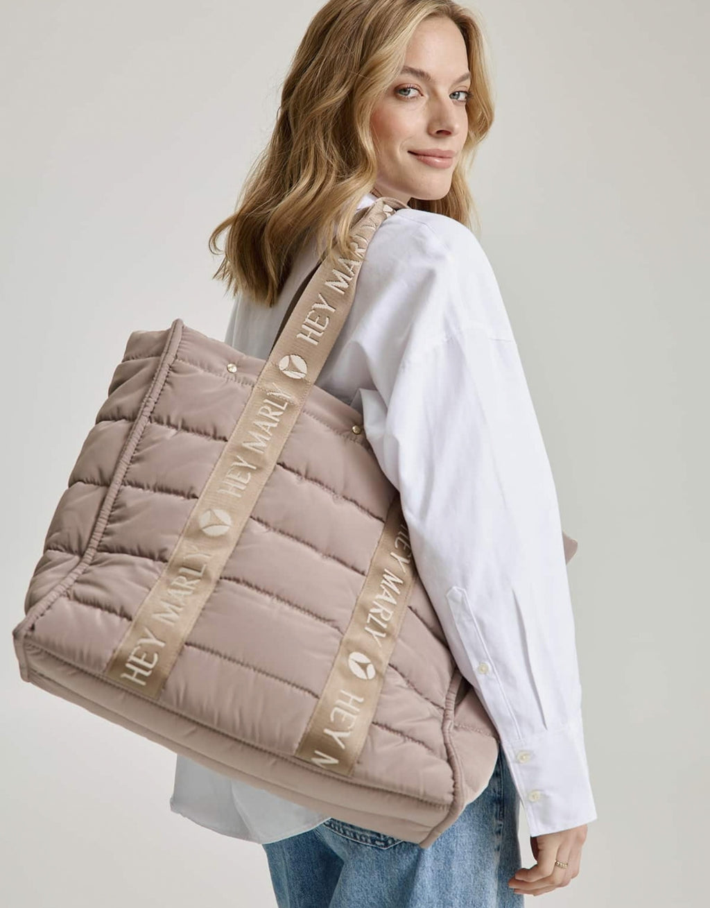 Große Hey Marly Best Buddy Tasche in Mocha aus weichem, leichtem Material mit Signature-Henkeln und geräumigem Innenfach am Model
