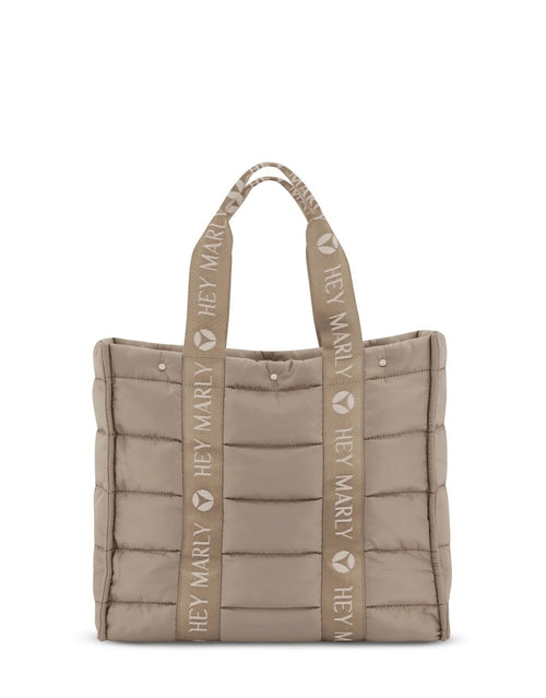 Große Hey Marly Best Buddy Tasche in Mocha aus weichem, leichtem Material mit Signature-Henkeln und geräumigem Innenfach als Freisteller von vorne