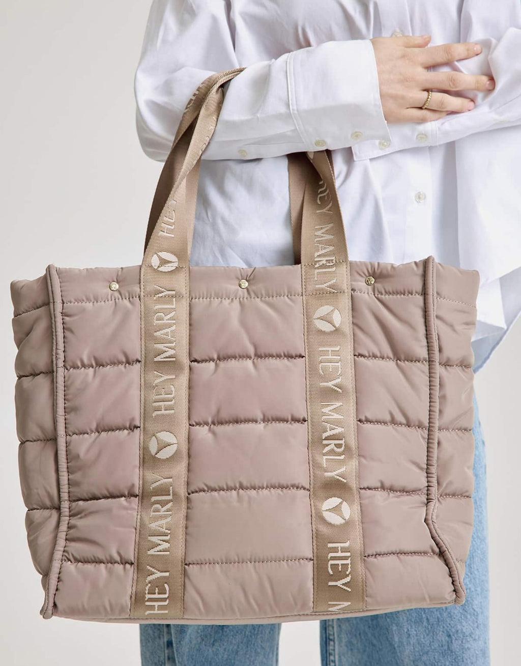 Große Hey Marly Best Buddy Tasche in Mocha aus weichem, leichtem Material mit Signature-Henkeln und geräumigem Innenfach am Model von vorne im Detail