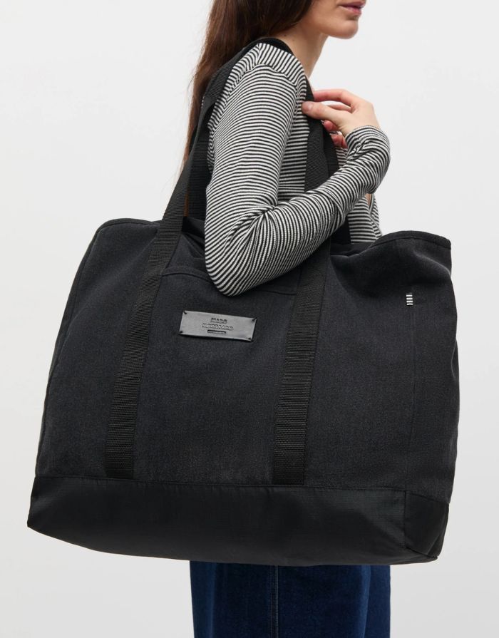Mads Nørgaard Shopper Boutique Washed Adonis in Washed Black mit schwarzen Logo-Detail.
