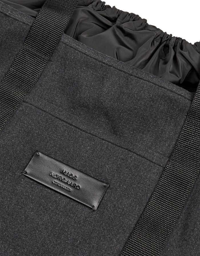 Mads Nørgaard Shopper Boutique Washed Adonis in Washed Black mit schwarzen Logo-Detail.