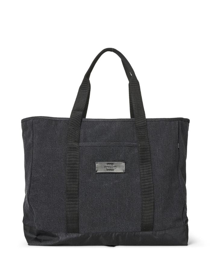 Mads Nørgaard Shopper Boutique Washed Adonis in Washed Black mit schwarzen Logo-Detail.