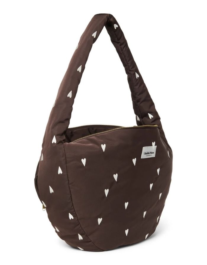 Praktische Crossbody-Tasche Puffy Brown Hearts von Studio Noos aus gestepptem Material in Braun mit Herzmuster, Reißverschluss und Seitentaschen.