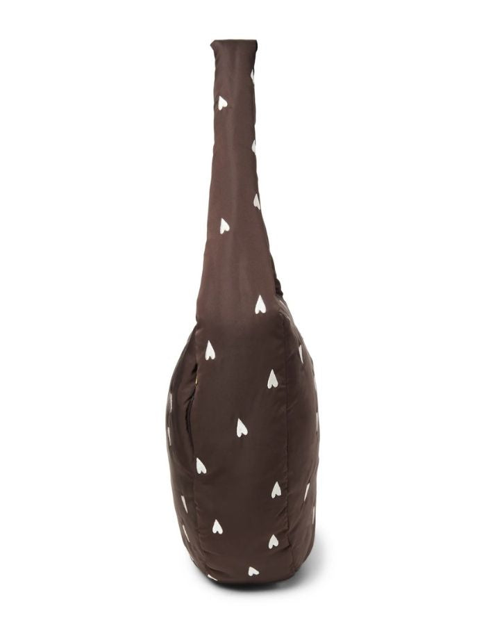 Praktische Crossbody-Tasche Puffy Brown Hearts von Studio Noos aus gestepptem Material in Braun mit Herzmuster, Reißverschluss und Seitentaschen.