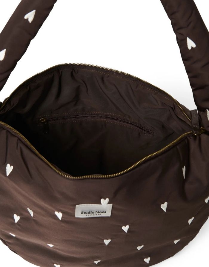 Praktische Crossbody-Tasche Puffy Brown Hearts von Studio Noos aus gestepptem Material in Braun mit Herzmuster, Reißverschluss und Seitentaschen.