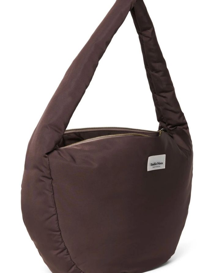 Praktische Crossbody-Tasche Puffy Brown von Studio Noos aus gestepptem Material in Braun mit Reißverschluss und Seitentaschen – ideal für unterwegs.