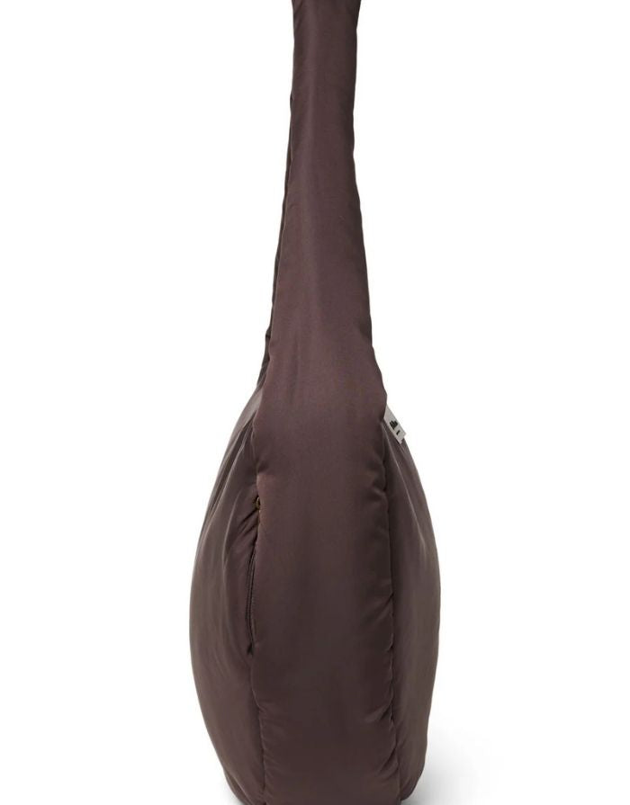 Praktische Crossbody-Tasche Puffy Brown von Studio Noos aus gestepptem Material in Braun mit Reißverschluss und Seitentaschen – ideal für unterwegs.