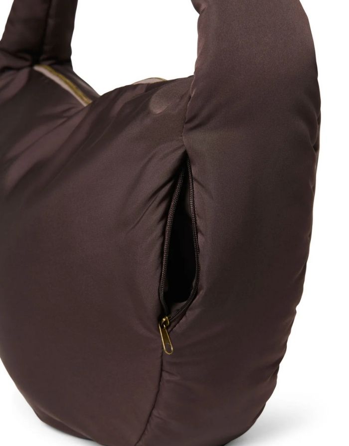 Praktische Crossbody-Tasche Puffy Brown von Studio Noos aus gestepptem Material in Braun mit Reißverschluss und Seitentaschen – ideal für unterwegs.