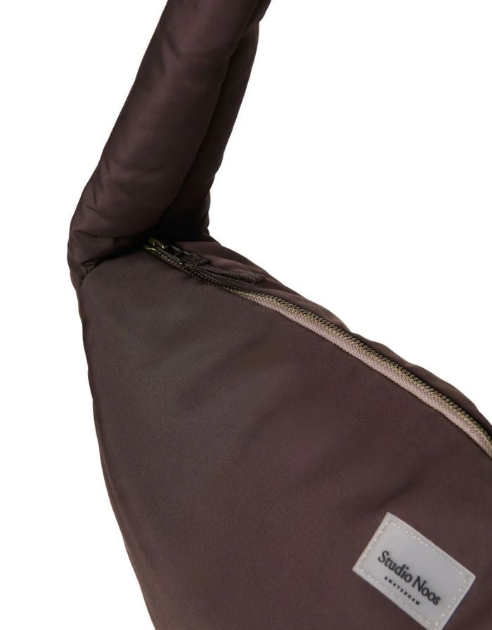 Praktische Crossbody-Tasche Puffy Brown von Studio Noos aus gestepptem Material in Braun mit Reißverschluss und Seitentaschen – ideal für unterwegs.