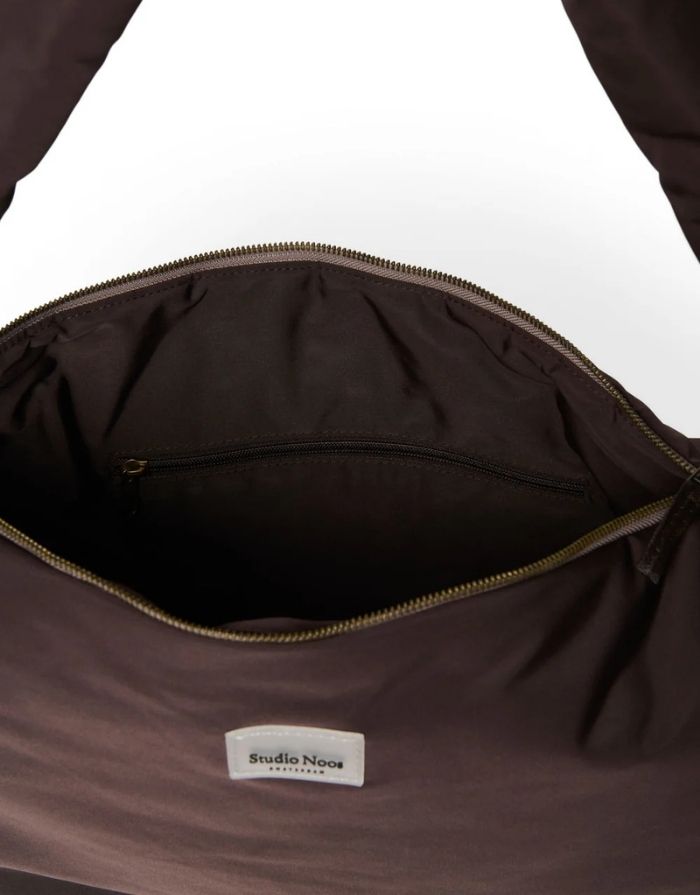 Praktische Crossbody-Tasche Puffy Brown von Studio Noos aus gestepptem Material in Braun mit Reißverschluss und Seitentaschen – ideal für unterwegs.
