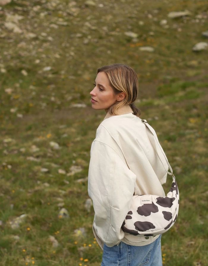 Fanny Pack Puffy Holy Cow von Studio Noos in Braun, kompakt und geräumig, aus Polyester, ideal zum Tragen an der Taille oder crossbody für Alltag und ReisenFanny Pack Puffy Holy Cow von Studio Noos in Braun, kompakt und geräumig, aus Polyester, ideal zum Tragen an der Taille oder crossbody für Alltag und Reisen