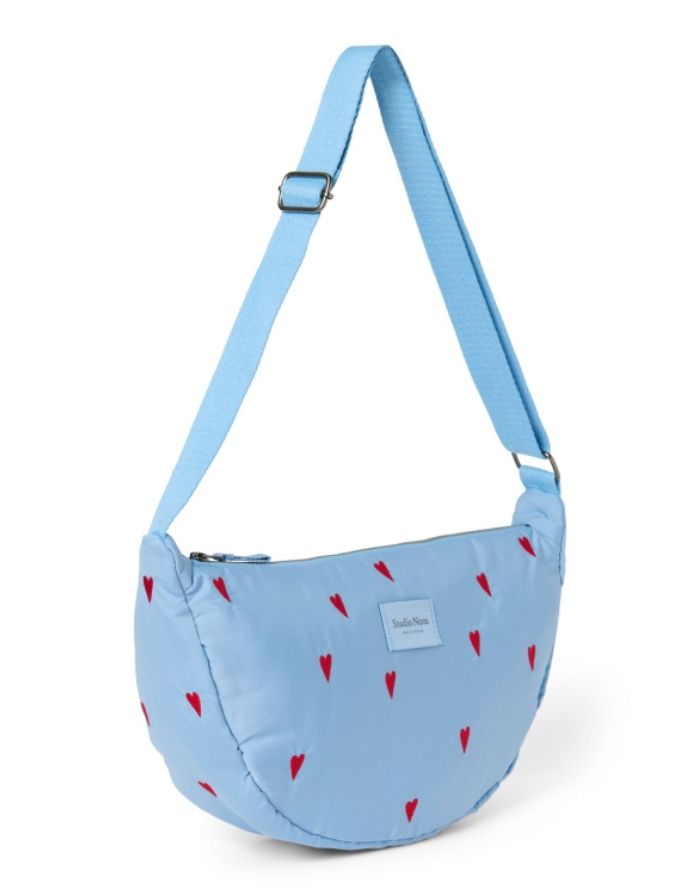  Studio Noos Fanny Pack Puffy Light Blue Hearts in Hellblau mit Herzmuster.