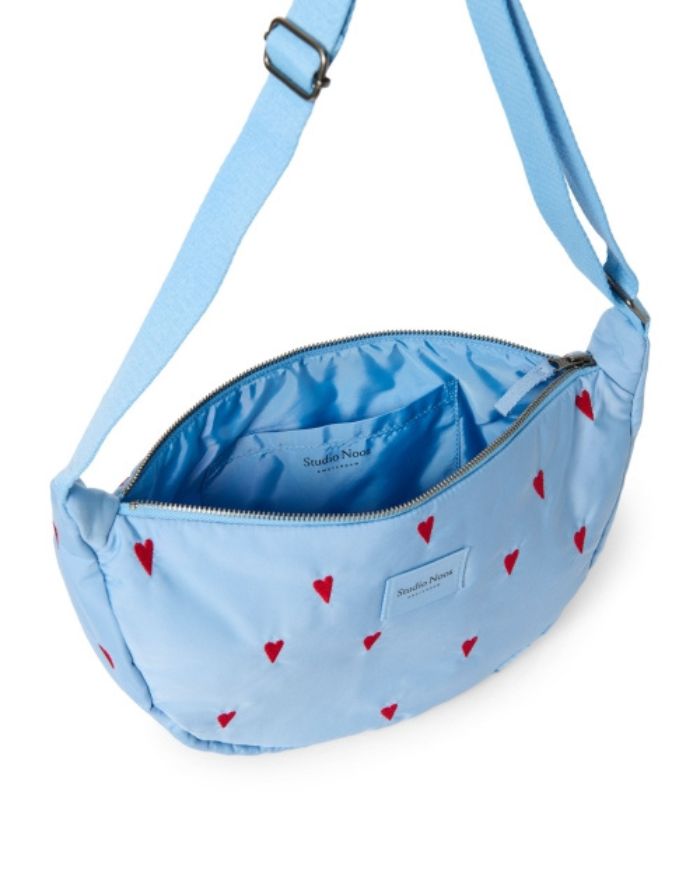  Studio Noos Fanny Pack Puffy Light Blue Hearts in Hellblau mit Herzmuster.