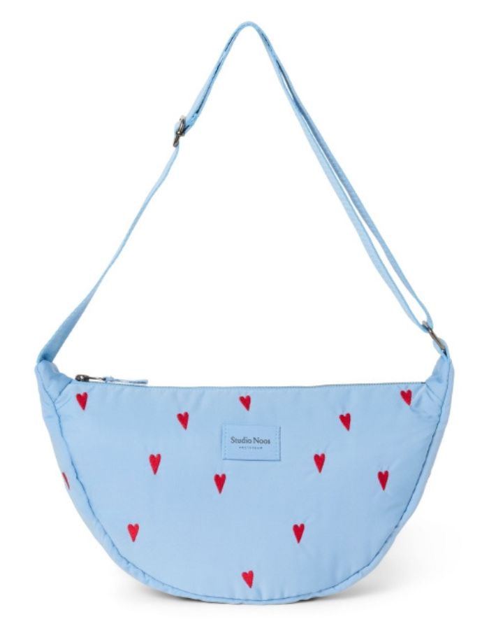  Studio Noos Fanny Pack Puffy Light Blue Hearts in Hellblau mit Herzmuster.