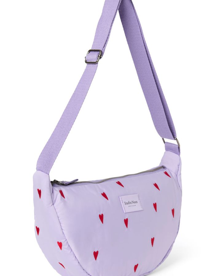 Studio Noos Fanny Pack Puffy Purple Hearts mit Herzmuster in Lila.