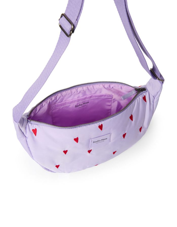Studio Noos Fanny Pack Puffy Purple Hearts mit Herzmuster in Lila.