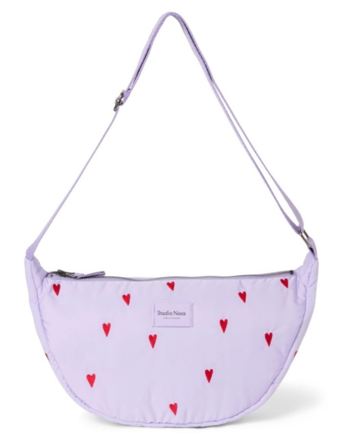 Studio Noos Fanny Pack Puffy Purple Hearts mit Herzmuster in Lila.