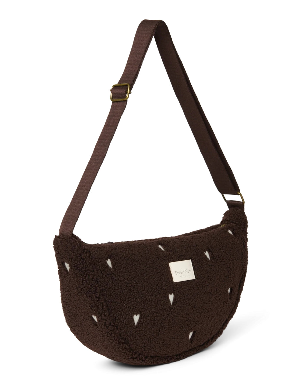 Schokoladenbraunes Fanny Pack Chocolate Teddy Hearts von Studio Noos aus weichem Teddy-Material mit gestickten Herzen und verstellbarem Riemen.