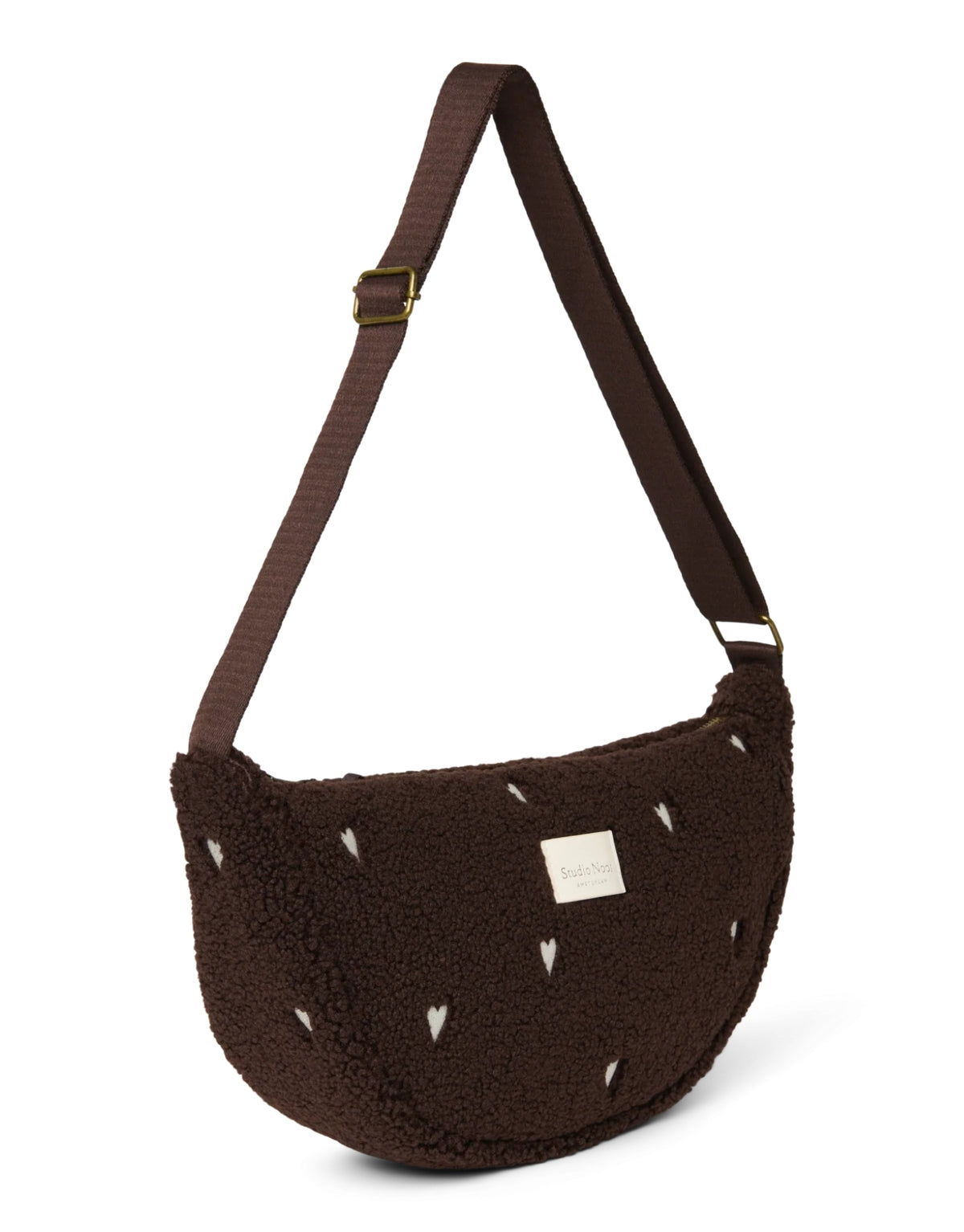 Schokoladenbraunes Fanny Pack Chocolate Teddy Hearts von Studio Noos aus weichem Teddy-Material mit gestickten Herzen und verstellbarem Riemen.