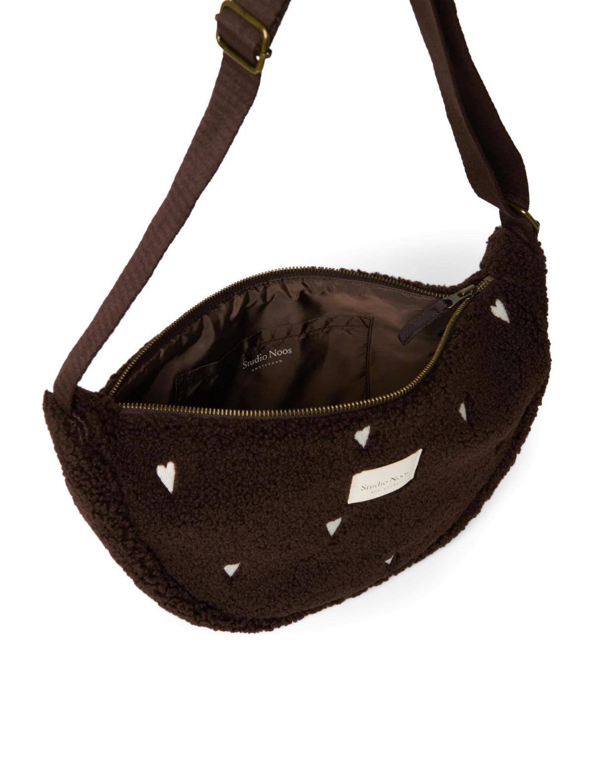 Schokoladenbraunes Fanny Pack Chocolate Teddy Hearts von Studio Noos aus weichem Teddy-Material mit gestickten Herzen und verstellbarem Riemen, Innenansicht.