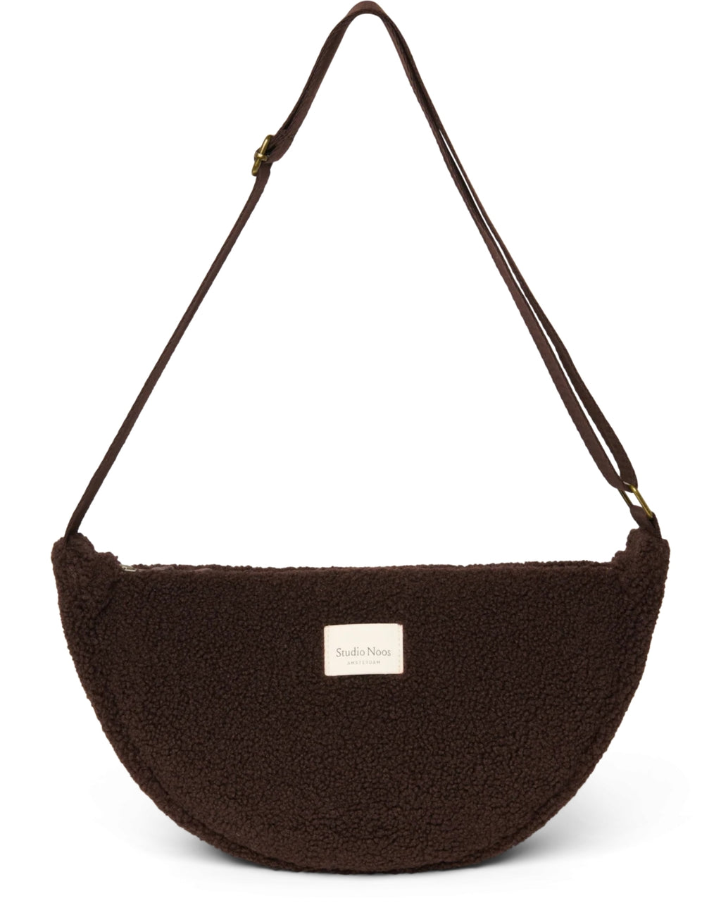 Schokoladenbraunes Fanny Pack Chocolate Teddy von Studio Noos aus weichem Teddy-Material mit Reißverschluss und verstellbarem Riemen.