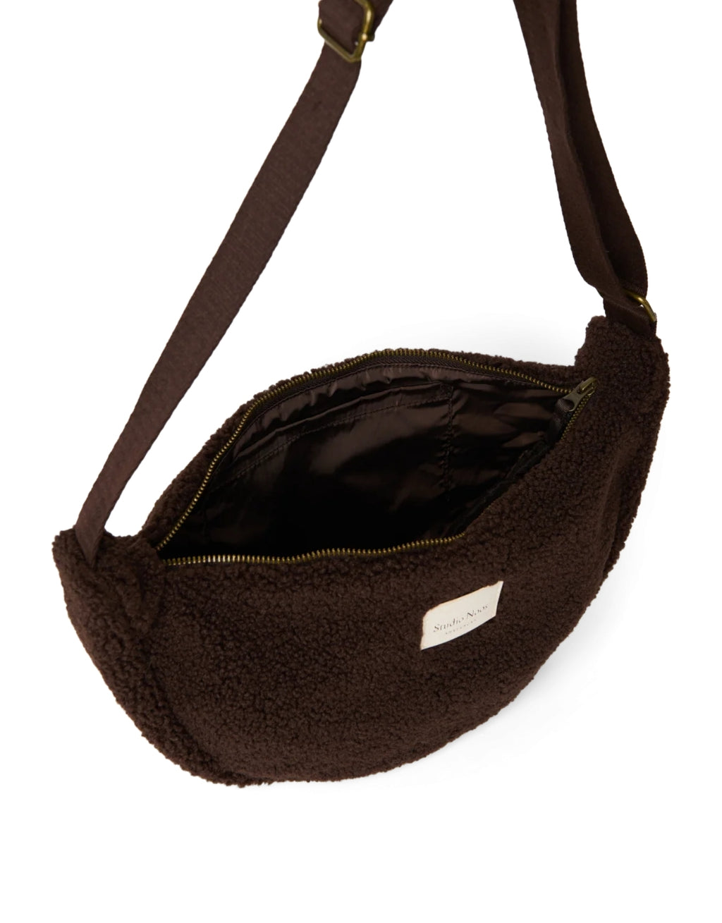 Schokoladenbraunes Fanny Pack Chocolate Teddy von Studio Noos aus weichem Teddy-Material mit Reißverschluss und verstellbarem Riemen.