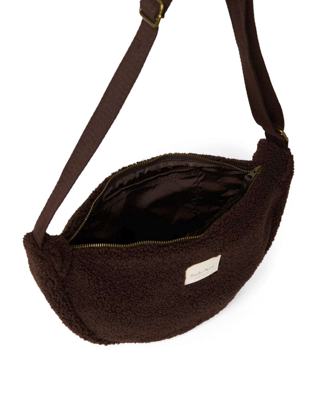 Schokoladenbraunes Fanny Pack Chocolate Teddy von Studio Noos aus weichem Teddy-Material mit Reißverschluss und verstellbarem Riemen.