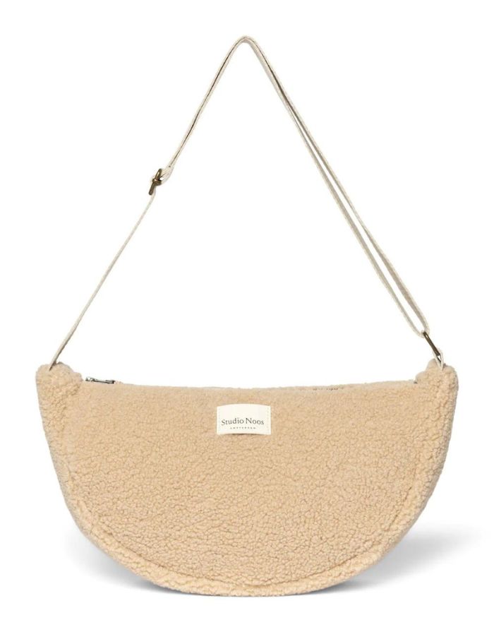 Bauchtasche aus Teddy Stoff in Beige von Studio Noos