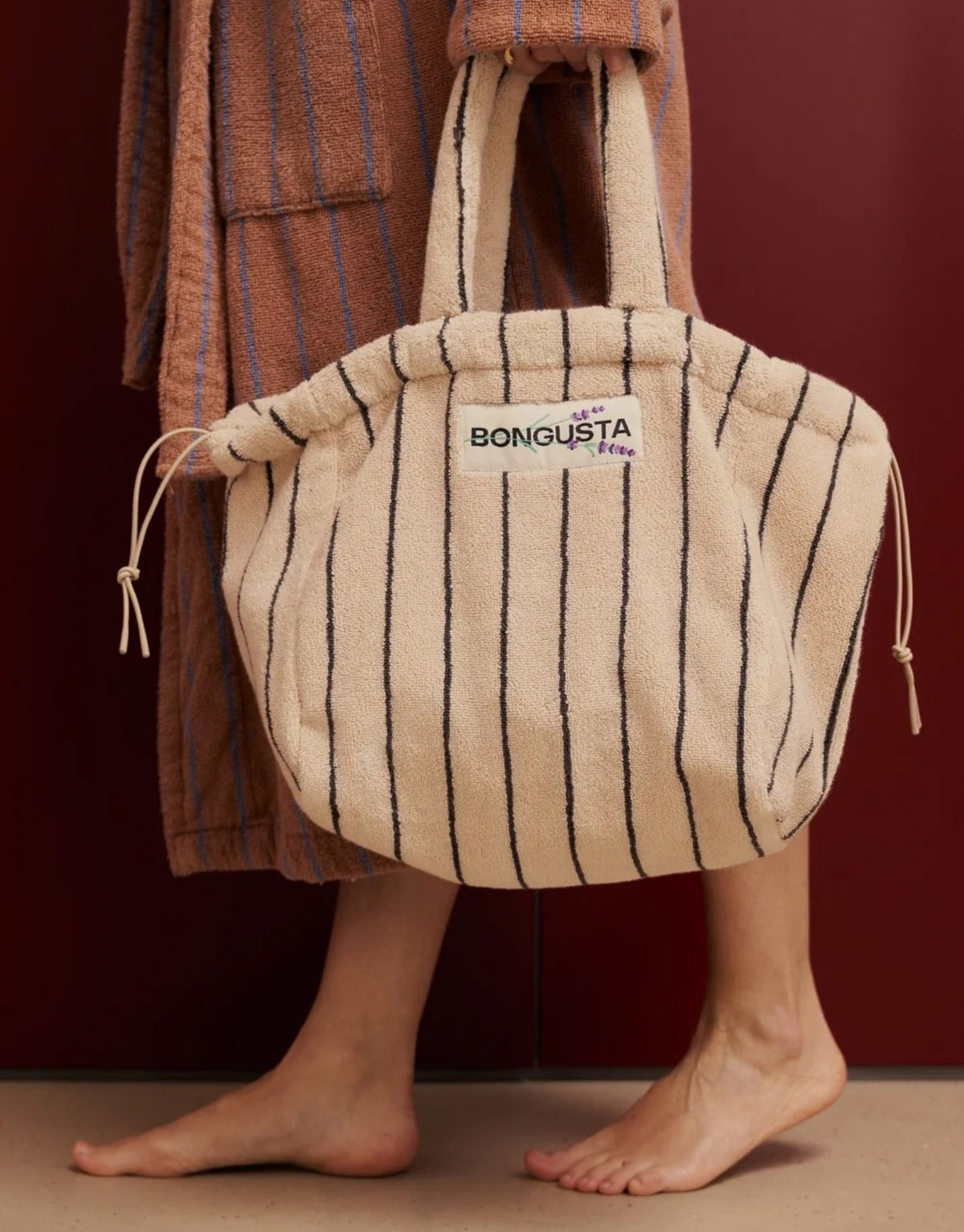  Frottee Handtasche von Bongusta in Creme und Ink aus 100 % Bio-Baumwolle mit Streifenmuster und verstellbarem Nylon-Kordelzug am Model