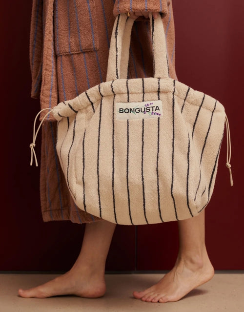 Frottee Handtasche von Bongusta in Creme und Ink aus 100 % Bio-Baumwolle mit Streifenmuster und verstellbarem Nylon-Kordelzug am Model