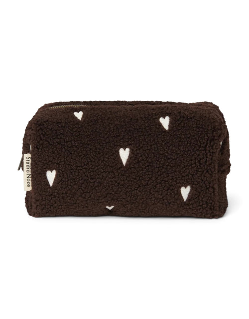 Schokoladenbraunes Täschchen Chocolate Teddy Hearts von Studio Noos aus weichem Teddy-Material mit gestickten Herzen zur Aufbewahrung kleiner Essentials.