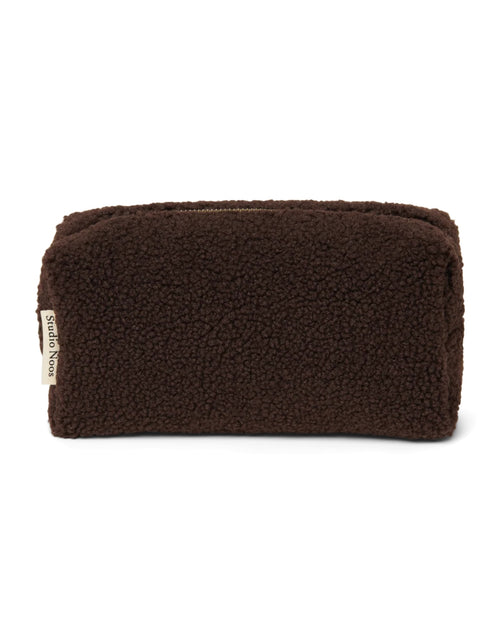 Schokoladenbraunes Täschchen Chocolate Teddy von Studio Noos aus weichem Teddy-Material zur praktischen Aufbewahrung kleiner Essentials.
