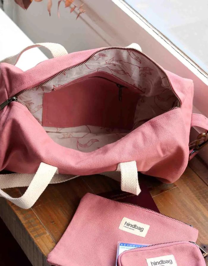 Hindbag Tasche Simon Mini in Blush, kleine Polochon-Tasche aus GOTS-zertifizierter Bio-Baumwolle, mit Reißverschluss und Innentasche, Schulterriemen.