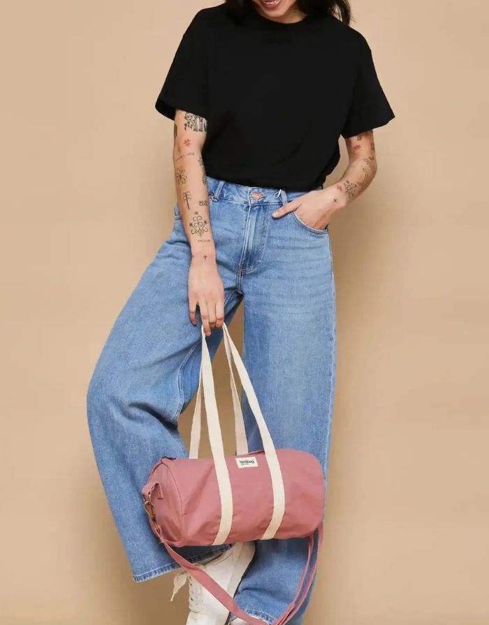 Hindbag Tasche Simon Mini in Blush, kleine Polochon-Tasche aus GOTS-zertifizierter Bio-Baumwolle, mit Reißverschluss und Innentasche, Schulterriemen.