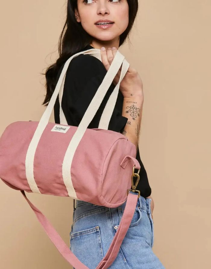 Hindbag Tasche Simon Mini in Blush, kleine Polochon-Tasche aus GOTS-zertifizierter Bio-Baumwolle, mit Reißverschluss und Innentasche, Schulterriemen.