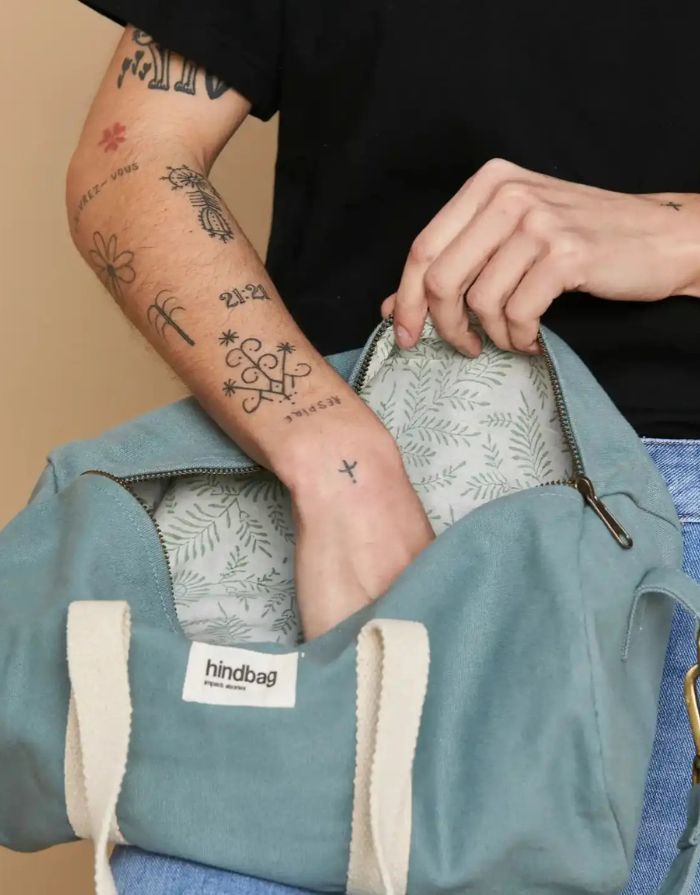 Hindbag Tasche Simon Mini in Salbei, kleine Polochon-Tasche aus GOTS-zertifizierter Bio-Baumwolle, mit Reißverschluss und Innentasche, Schulterriemen.