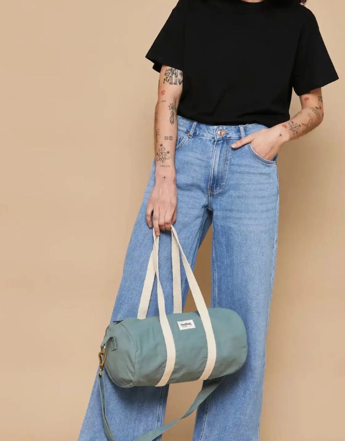 Hindbag Tasche Simon Mini in Salbei, kleine Polochon-Tasche aus GOTS-zertifizierter Bio-Baumwolle, mit Reißverschluss und Innentasche, Schulterriemen.