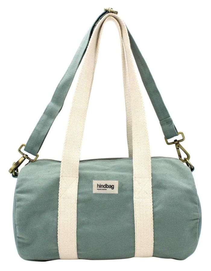 Hindbag Tasche Simon Mini in Salbei, kleine Polochon-Tasche aus GOTS-zertifizierter Bio-Baumwolle, mit Reißverschluss und Innentasche, Schulterriemen.