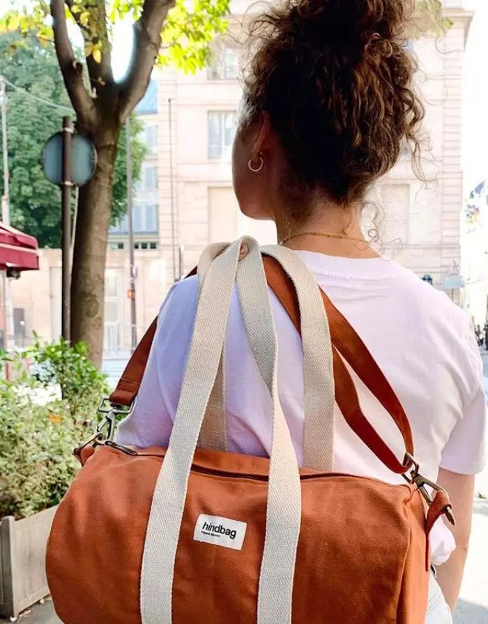 Hindbag Tasche Simon Mini in Siena, kleine Polochon-Tasche aus GOTS-zertifizierter Bio-Baumwolle, mit Reißverschluss und Innentasche, Schulterriemen.
