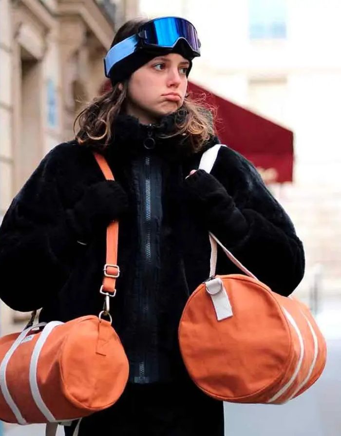 Hindbag Tasche Simon Mini in Siena, kleine Polochon-Tasche aus GOTS-zertifizierter Bio-Baumwolle, mit Reißverschluss und Innentasche, Schulterriemen.