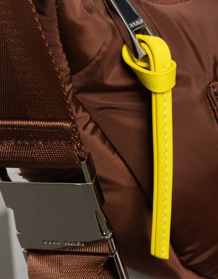 Padded Hip Bag Medium von Vivi Mari in Tan, wasserabweisende Crossbody-Tasche aus recyceltem Polyester mit zwei Außentaschen, silbernen Metallakzenten und verstellbarem Schultergurt