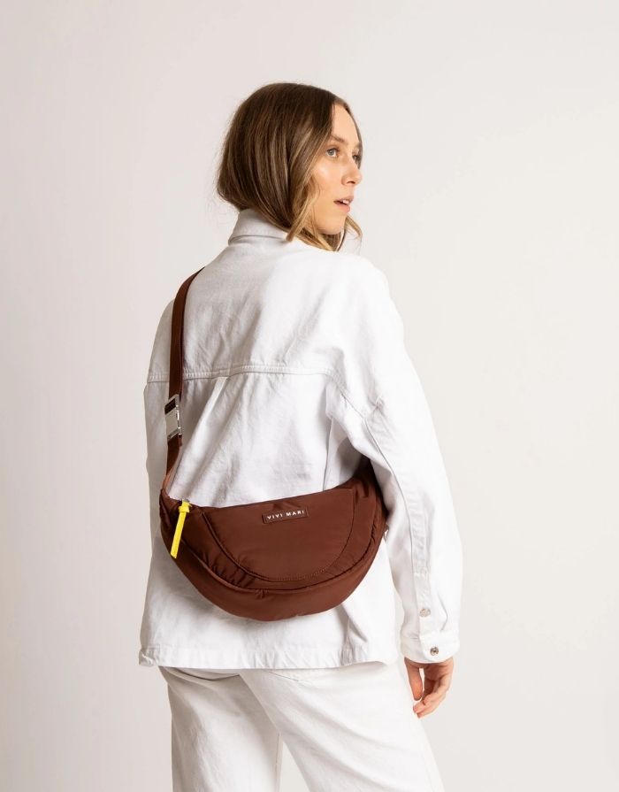 Padded Hip Bag Medium von Vivi Mari in Tan, wasserabweisende Crossbody-Tasche aus recyceltem Polyester mit zwei Außentaschen, silbernen Metallakzenten und verstellbarem Schultergurt