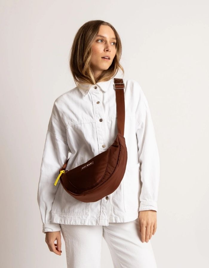 Padded Hip Bag Medium von Vivi Mari in Tan, wasserabweisende Crossbody-Tasche aus recyceltem Polyester mit zwei Außentaschen, silbernen Metallakzenten und verstellbarem Schultergurt