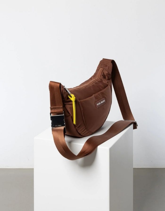 Padded Hip Bag Medium von Vivi Mari in Tan, wasserabweisende Crossbody-Tasche aus recyceltem Polyester mit zwei Außentaschen, silbernen Metallakzenten und verstellbarem Schultergurt