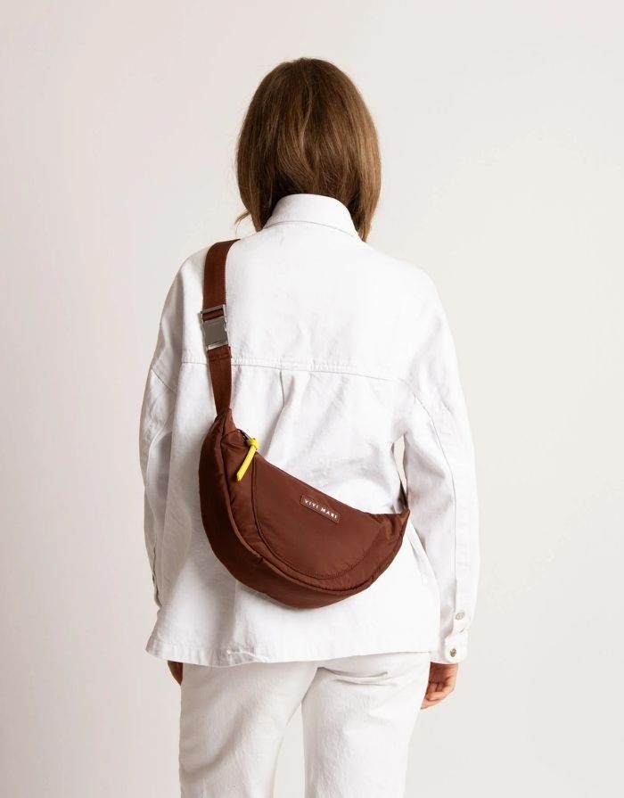 Padded Hip Bag Medium von Vivi Mari in Tan, wasserabweisende Crossbody-Tasche aus recyceltem Polyester mit zwei Außentaschen, silbernen Metallakzenten und verstellbarem Schultergurt