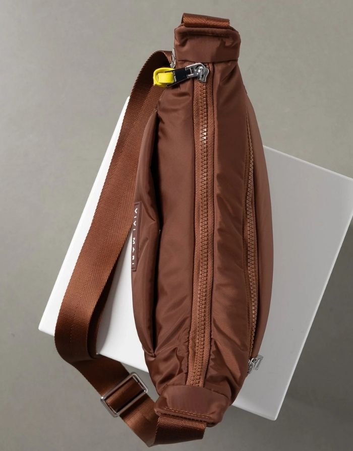 Padded Hip Bag Medium von Vivi Mari in Tan, wasserabweisende Crossbody-Tasche aus recyceltem Polyester mit zwei Außentaschen, silbernen Metallakzenten und verstellbarem Schultergurt