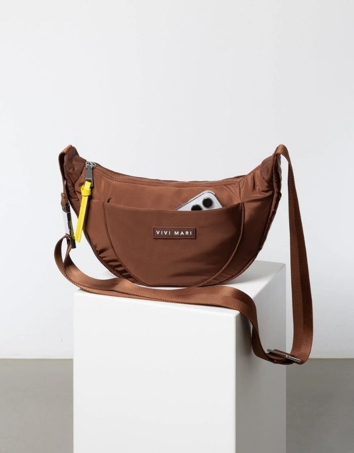 Padded Hip Bag Medium von Vivi Mari in Tan, wasserabweisende Crossbody-Tasche aus recyceltem Polyester mit zwei Außentaschen, silbernen Metallakzenten und verstellbarem Schultergurt